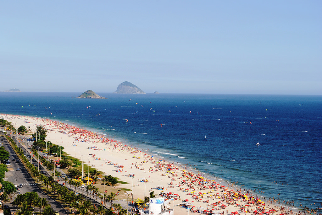 Strand am Posto 3 im Stadtteil Barra da Tijuca (Rio)